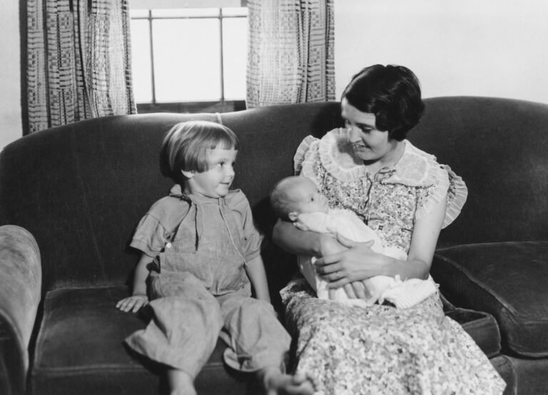The Shift Handoff: How to Catch Up a Caregiver in 10 Seconds, Not 10 Minutes
